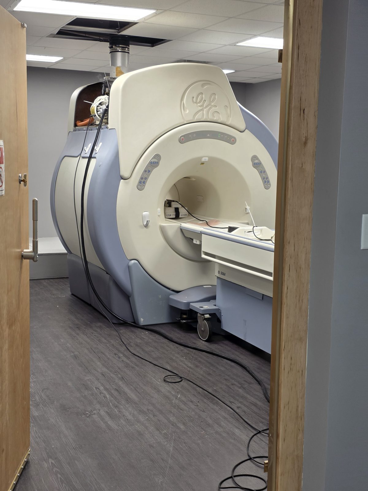 GE Signa MRI scanner